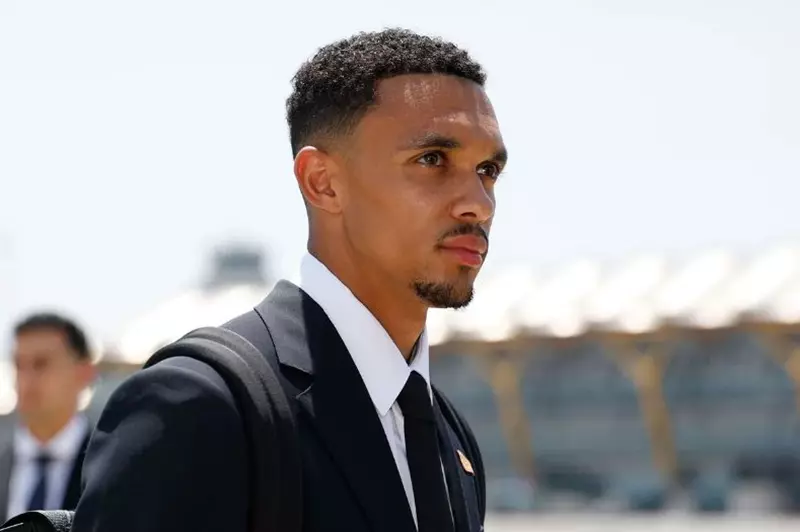 بعثة ريال مدريد تغادر نحو الولايات المتحدة للمشاركة في كأس العالم للأندية (صور)