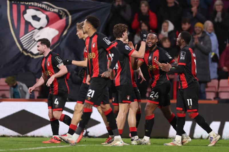 أندية كبرى تتفاوض مع نجم بورنموث لتعزيز صفوفها