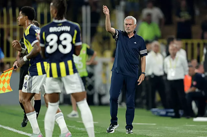 مورينيو يعلن: هزيمتنا أمام بنفيكا نتيجة قوة الفريق المنافس