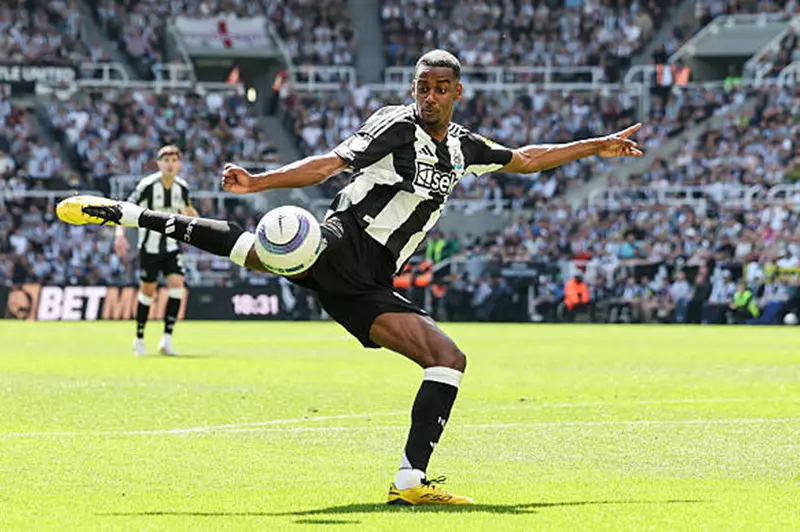 نيوكاسل يتحضر لعرض ثالث لتعويض إيزاك بعد مواجهة وولفرهامبتون